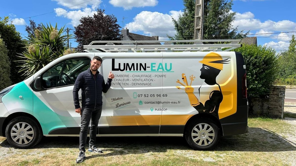 Matthias Lumineau, artisan plombier chauffagiste Lumin-eau, devant son camion à Plescop